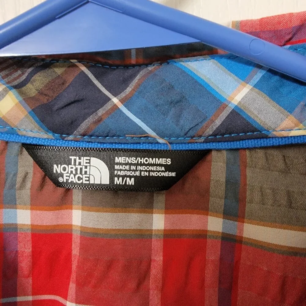 The North Face Size M Seersucker Red, White, Blue & Taupe Button Down Shirt